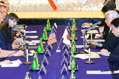 Hai phái đoàn Mỹ và Nhật Bản tại cuộc họp về việc sửa đổi Hiệp ước SOFA. (Nguồn: Kyodo/TTXVN)