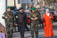 Lực lượng an ninh Maroc tuần tra trên đường phố Casablanca. (Nguồn: AP)