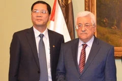Đại sứ Đỗ Hoàng Long và Tổng thống Mahmoud Abbas tại lễ trình Thư ủy nhiệm. (Ảnh: Nguyễn Trường/TTXVN)