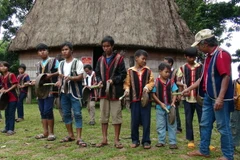 Nghệ nhân làng Plei Ốp truyền dạy cho các thế hệ trẻ trong làng. (Ảnh: Hoài Nam/TTXVN)