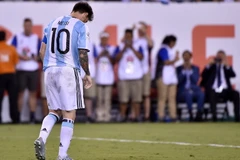 Lionel Messi buồn bã sau khi trận đấu Argentina-Chile kết thúc. (Nguồn: AFP)