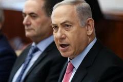Thủ tướng Benjamin Netanyahu (phải) chủ trì cuộc họp nội các tại Jerusalem ngày 24/7. (Nguồn: AFP/TTXVN)