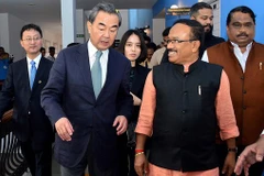 Bộ trưởng Ngoại giao Trung Quốc Vương Nghị cùng với các quan chức Ấn Độ ở Goa, ngày 12/8. (Nguồn: AFP)