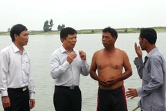 Chủ tịch tỉnh Quảng Bình thăm hỏi và lắng nghe những tâm tư nguyện vọng của người dân xã Đức Trạch, Bố Trạch, Quảng Bình. (Ảnh: Đức Thọ/TTXVN)