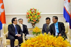 Chủ tịch CPP, Thủ tướng Campuchia Hun Sen tiếp ông Hoàng Bình Quân, Đặc Phái viên của Tổng Bí thư. (Ảnh: Xuân Khu/Vietnam+)