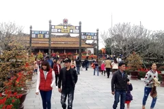 Khách du lịch tham quan di tích Cố đô Huế. (Ảnh: Quốc Việt/TTXVN)