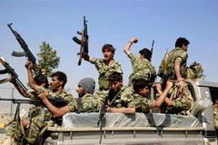 Các tay súng Houthi trên đường phố thủ đô Sana’a, Yemen hồi tháng 12/2015. (Nguồn: AP)