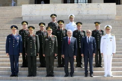 Thổ Nhĩ Kỳ Binali Yildirim (thứ ba, phải, hàng đầu) và các thành viên YAS tại Ankara ngày 28/7. (Nguồn: AFP/TTXVN)