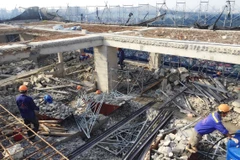 Một phần dầm, cột và mặt sàn tầng 19 đã được phá dỡ xong. (Ảnh: Mạnh Khánh/TTXVN)