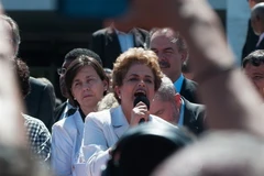 Tổng thống Brazil Dilma Rousseff phát biểu trước đám đông người ủng hộ trước dinh thự Tổng thống, ngày 12/5. (Nguồn: AFP)