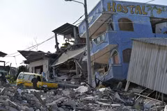 Hiện trường đổ nát sau trận động đất 7,8 độ Richter ở Portoviejo, Ecuador, ngày 19/4. (Nguồn: AFP/TTXVN)