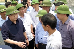 Phó Thủ tướng Trịnh Đình Dũng kiểm tra cơ sở nuôi tôm ở Công ty trách nhiệm hữu hạn Grow Best tại phường Kỳ Phương, thị xã Kỳ Anh, ngày 24/4. (Ảnh: Công Tường/TTXVN)