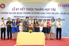 Lãnh đạo Trường Đại học Ngoại thương và SHB tham gia ký kết. (Nguồn: SHB)