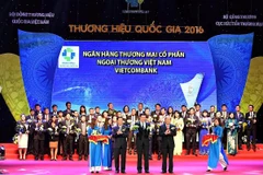 Lãnh đạo Vietcombank nhận giải từ ban tổ chức. (Nguồn: Vietcombank)