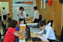 Khách hàng giao dịch tại LienVietPostBank. (Nguồn: LienVietPostBank)