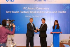 Lãnh đạo IFC trao giải thưởng cho lãnh đạo VIB. (Nguồn: VIB)