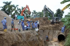 Hiện trường sự cố vỡ đường ống nước. (Ảnh: Tuấn Anh/TTXVN)