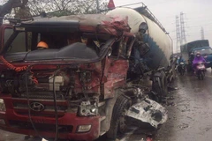 Chiếc xe bồn sau cú tông của chiếc xe tải từ chiều ngược lại (Ảnh: Cộng tác viên)