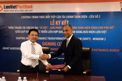 Lãnh đạo hai bên tham gia ký kết. (Nguồn: LienVietPostBank)