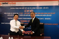 Lãnh đạo hai bên tham gia ký kết. (Nguồn: LienVietPostBank)