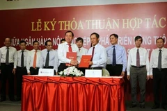 Lãnh đạo hai bên tham gia ký kết. (Nguồn: Agribank) 
