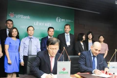 Lãnh đạo hai bên tham gia ký kết. (Nguồn: VPBank)