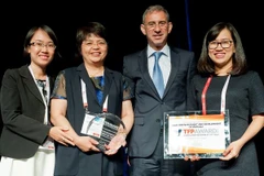 Lãnh đạo BIDV nhận danh hiệu từ ADB. (Nguồn: BIDV)