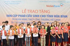 Chương trình an sinh xã hội của Tổng Liên đoàn Lao động và VietinBank tại Hòa Bình. (Nguồn: VietinBank)