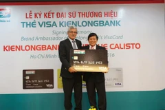 Cựu huấn luyện viên bóng đá Calisto làm đại sứ thương hiệu Kienlongbank Visa. (Nguồn: Kienlongbank)