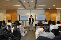 Anh Võ Hiển giới thiệu về World Class CV tại buổi tọa đàm. (Ảnh: Lê Phương/Vietnam+)