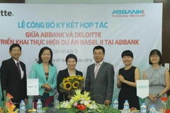 Lãnh đạo hai bên tham gia ký kết. (Nguồn: ABBANK)