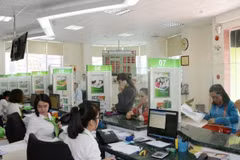 Giao dịch tại Vietcombank. (Ảnh: PV/Vietnam+)