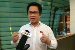 Đại biểu Vũ Tiến Lộc trả lời báo chí bên lề Quốc hội. (Ảnh: Thúy Hà/Vietnam+)