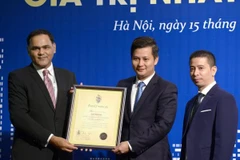 Phó Tổng Giám đốc VietinBank Trần Công Quỳnh Lân (giữa) nhận giải thưởng thương hiệu tăng trưởng mạnh nhất trong tốp 10. (Nguồn: VietinBank)