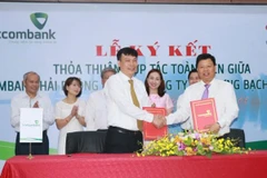 Lãnh đạo hai bên tham gia ký kết. (Nguồn: Vietcombank)