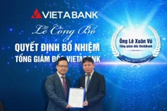 Chủ tịch Hội đồng quản trị trao quyết định bổ nhiệm cho Tổng Giám đốc Lê Xuân Vũ. (Nguồn: VietABank)
