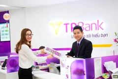 Một khách hàng nữ được nhận hoa từ nhân viên TPBank. (Nguồn: TPBank)