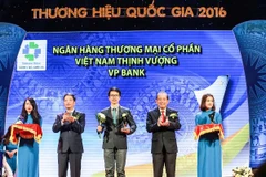 Đại diện VPBank (giữa) nhận Biểu trưng Thương hiệu Quốc gia. (Nguồn: VPBank)