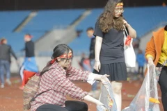 Sau khi trận đấu của U23 Việt Nam kết thúc, hàng chục nghìn khán giả có mặt tại sân vận động Mỹ Đình đã nhanh chóng ra về. Nhưng vẫn còn hàng trăm bạn trẻ nán lại để dọn sạch rác trên mặt sân.