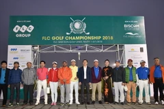 Các golf thủ chụp ảnh trong lễ khai mạc giải đấu diễn ra sáng 1/12. (Ảnh: BTC cung cấp)