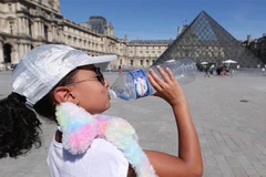 Thời tiết nắng nóng ở Paris, Pháp. (Ảnh: THX/TTXVN)