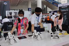 Một dây chuyền tự động hóa hoàn toàn khép kín đưa vào đào tạo nhân lực chất lượng cao tại Trường Quốc tế miền Đông để phục vụ cho doanh nghiệp trên địa bàn tỉnh Bình Dương. (Ảnh: Chí Tưởng/TTXVN)