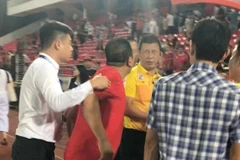 Trọng tài xử lý tình huống trong trận đấu. (Nguồn: tuoitre.vn)