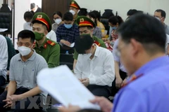 Các bị cáo nghe đại diện Viện kiểm sát công bố cáo trạng tại phiên tòa ngày 19/5. (Ảnh: An Đăng/TTXVN)
