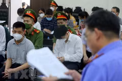 Các bị cáo nghe đại diện Viện kiểm sát công bố cáo trạng tại phiên tòa ngày 19/5. (Ảnh: An Đăng/TTXVN)