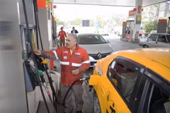 Bơm xăng cho phương tiện tại trạm xăng ở Istanbul, Thổ Nhĩ Kỳ, ngày 26/4. (Ảnh: THX/TTXVN)