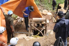 Một điểm khai thác thiếc trái phép bị xử lý. (Ảnh: Đặng Tuấn/TTXVN)