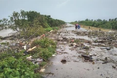 Triều cường dâng cao khiến nước tràn qua mặt đê biển Tây thuộc khu vực xã Khánh Bình Tây, huyện Trần Văn Thời vào chiều ngày 11/7. (Ảnh: TTXVN phát)