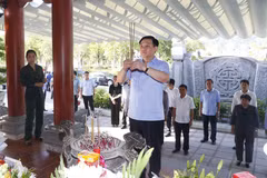 Chủ tịch Quốc hội thắp hương tưởng niệm các anh hùng liệt sỹ. (Ảnh: Doãn Tấn/TTXVN)
