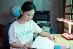 Em Đỗ Thùy Chinh tự học tại góc học tập của mình. (Ảnh: Nguyễn Lành/TTXVN)
